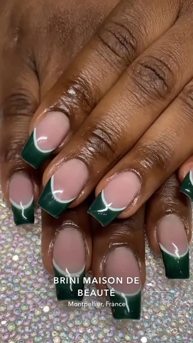 French revisitée en vert foncé élégant, ligne nette au bout des ongles