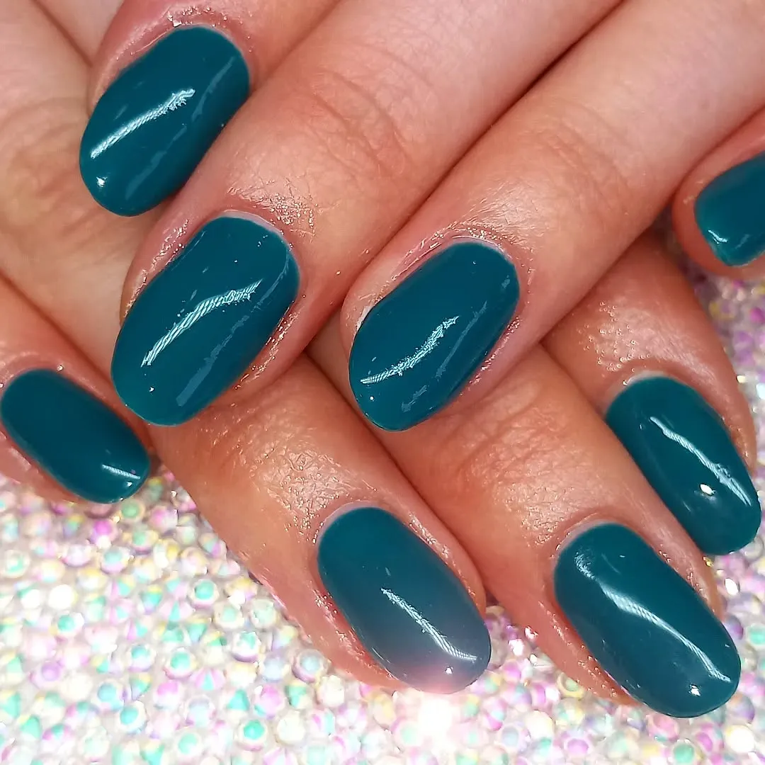 Ongles vert canard profond en finition mate et soignée